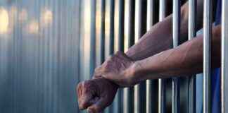 Padre abusa sexualmente de su hija repetidamente, incluso en su trabajo padre-abusa-sexualmente-de-su-hija-repetidamente-incluso-en-su-trabajo