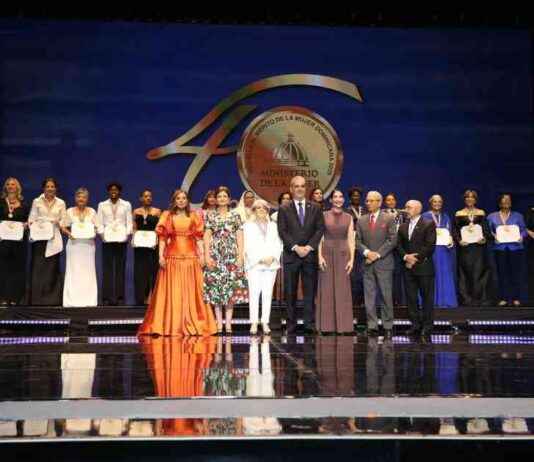 Reconocimiento: Abinader premia a 16 dominicanas con la Medalla al Mérito de la Mujer reconocimiento-abinader-premia-a-16-dominicanas-con-la-medalla-al-mrito-de-la-mujer