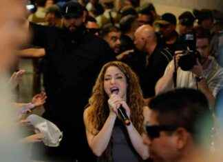Shakira regala canción a fans antes de dejar Chile shakira-regala-cancin-a-fans-antes-de-dejar-chile