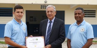 Tres colegios en Santo Domingo Este reciben premios por excelencia educativa