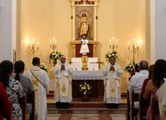 Devotos participan en la novena al Divino Niño Jesús en Santo Domingo